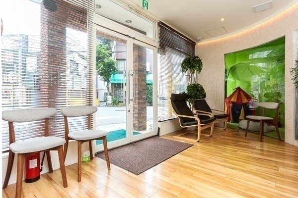 アーク杉並デンタルクリニック 杉並区 大きく開放的な窓から温かな日差しが注ぐ待合室