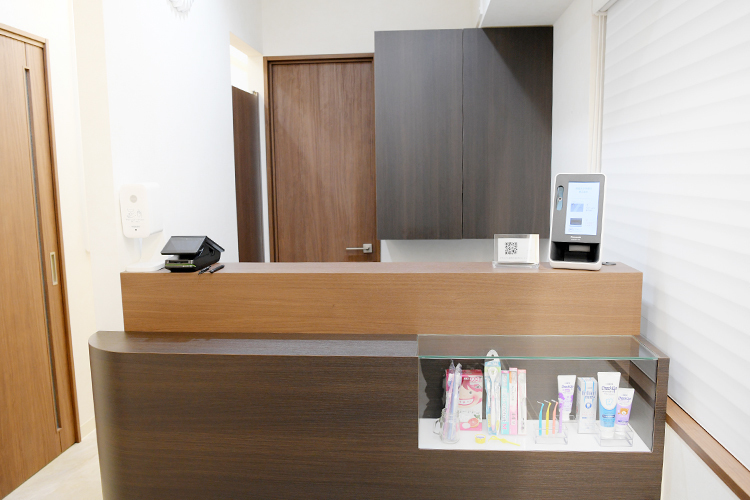 用賀ささき歯科 矯正歯科 世田谷区 受付。スタッフは丁寧な対応を心がけている