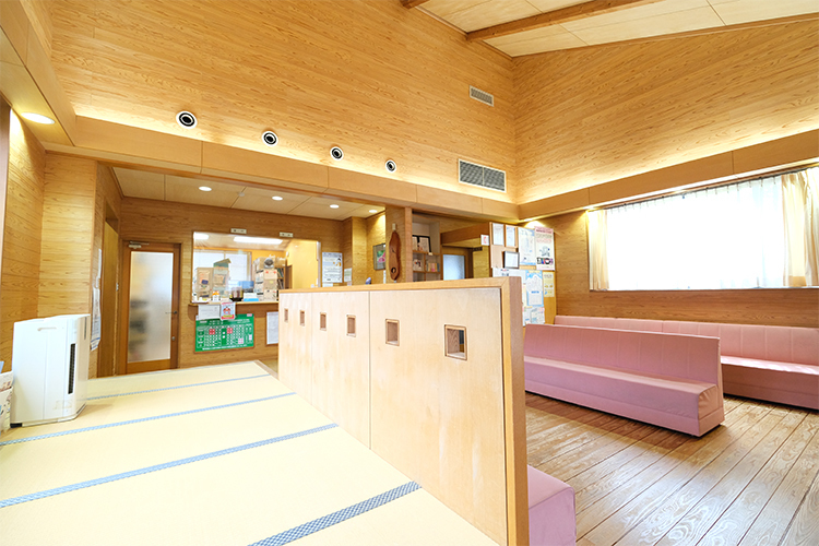 医療法人 むた医院 中間市 木のぬくもりが感じられる落ち着いた雰囲気の院内