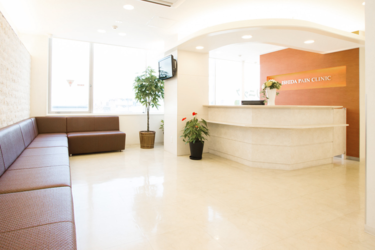 石田ペインクリニック 名古屋市瑞穂区 温かい明かりが落ち着いた印象の待合室