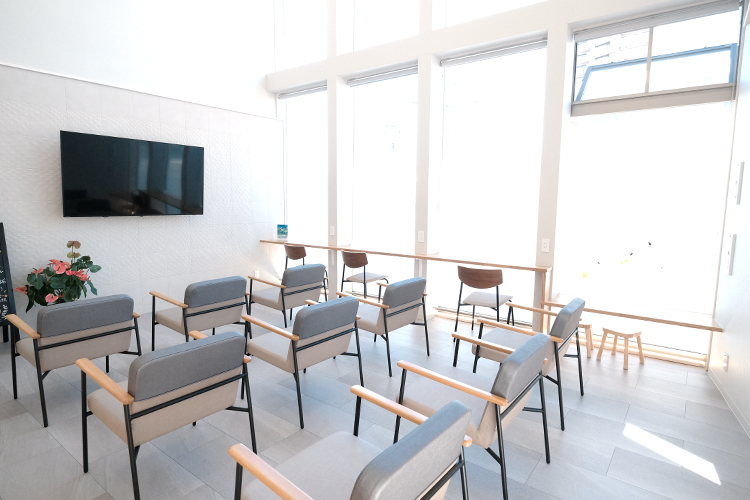 糖尿病・甲状腺・内科 はっとりクリニック知立 知立市 開放感のある待合室