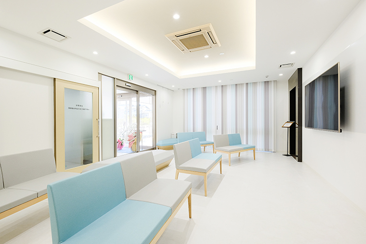 本郷安富クリニック 常滑市 爽やかな色味で統一された清潔感のある待合室