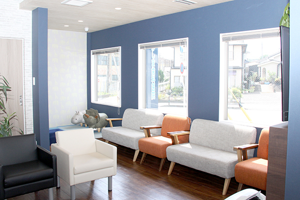 なかしま歯科医院 いちき串木野市 光が差し込む明るい待合室
