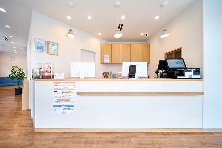 江田駅前内科外科クリニック 横浜市青葉区 外からの光が心地良い空間に