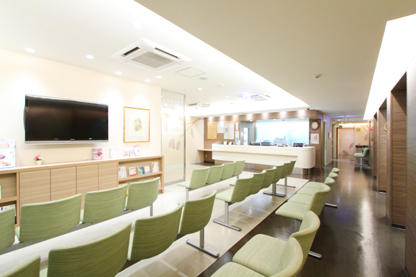 名古屋甲状腺診療所 名古屋市中区 待合室は広く落ち着く空間だ