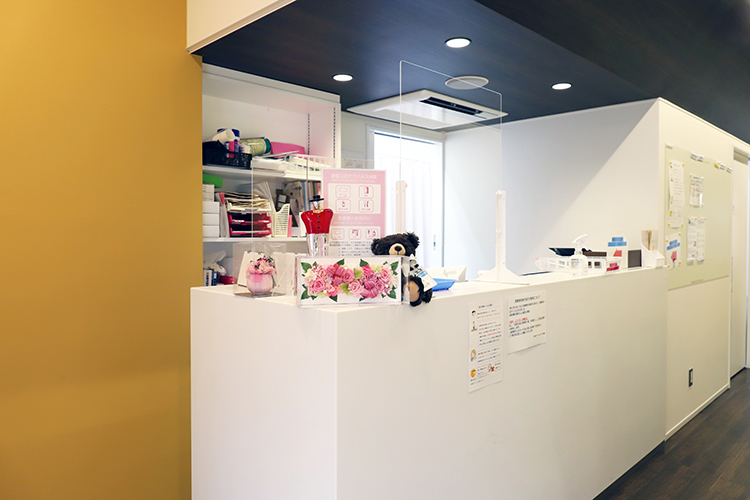 内科メディカルプラザ 葛飾区 スタイリッシュな内装の院内は広々としている