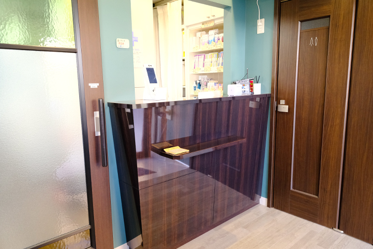 佐藤歯科クリニック 杉並区 受付では丁寧な対応を心がけ、明るく迎える