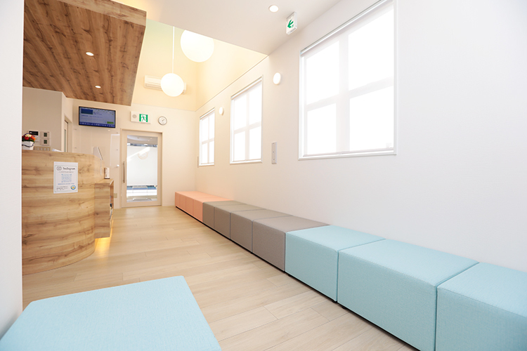 みなかたこどもクリニック 吹田市 親子で読書を楽しんでもらえるよう、本や絵本を置いている待合室