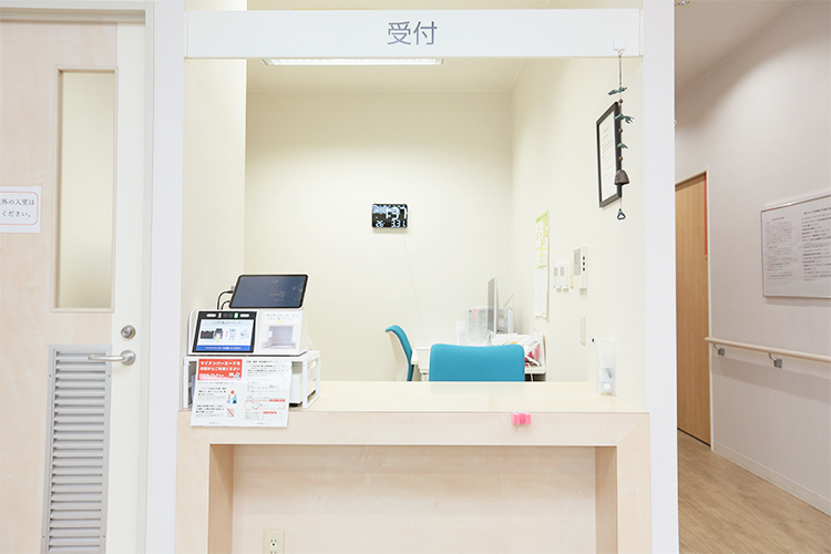 いけだ東山クリニック 池田市 頼れるスタッフが在籍し、笑顔で患者を出迎える
