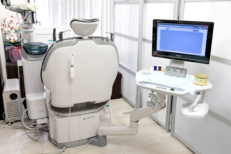 東陽ながま歯科医院 江東区 チェア周りに仕切りを設けプライバシーに配慮している