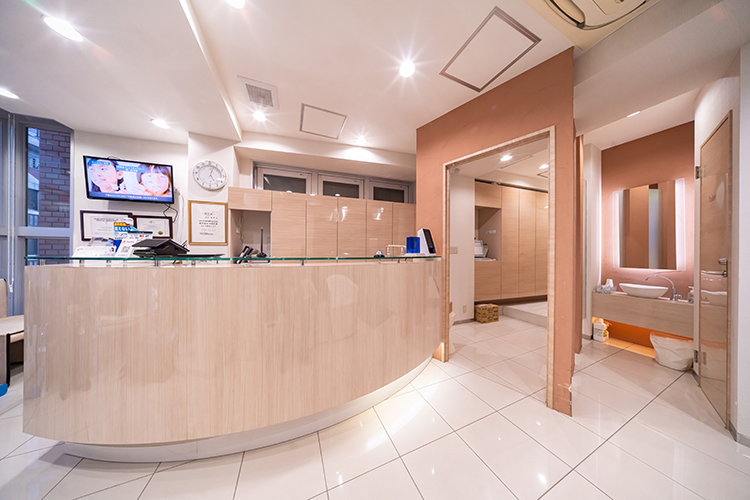 神楽坂わたなべ歯科クリニック 新宿区 受付ではスタッフが丁寧な対応で温かく迎える