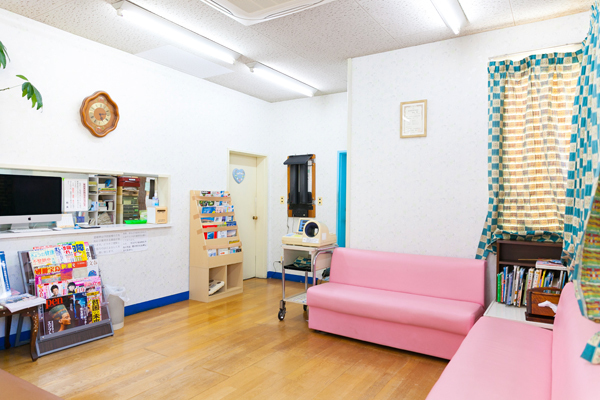 戸塚クリニック 横浜市戸塚区 院内は広々と明るい雰囲気