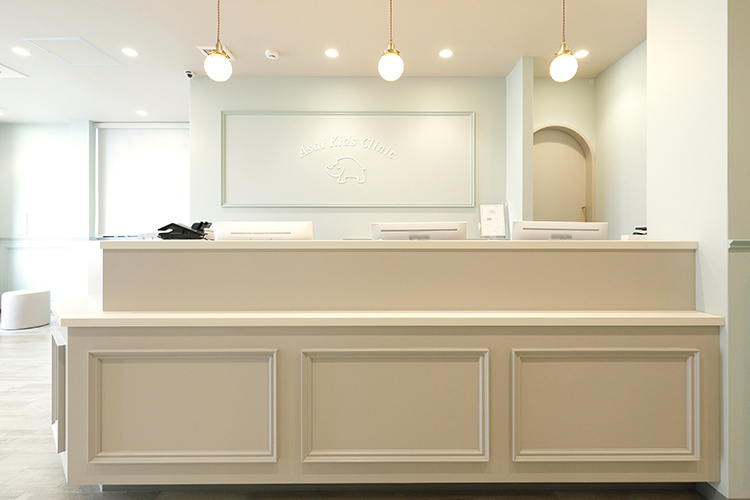 あさいキッズクリニック 東大阪市 パステルカラーを基調とした優しい雰囲気の院内