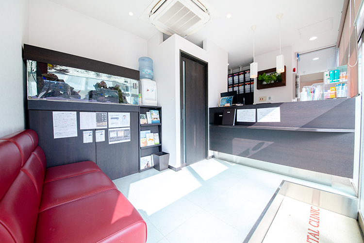 アクリアデンタルクリニック 多摩市 シックで落ち着いた雰囲気のある待合室