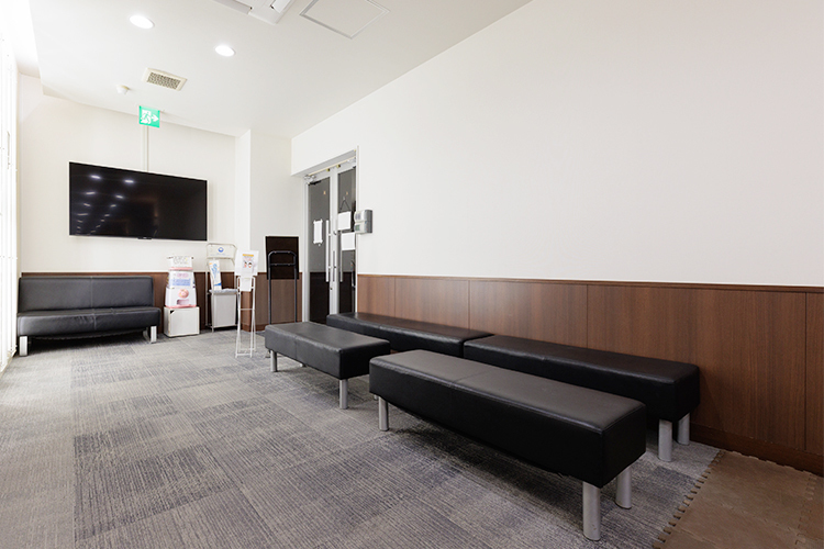 フォーユーデンタルクリニック 八王子市 待合室も広々としていてゆったりできる