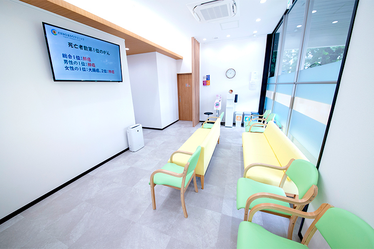 さがみひまわりクリニック 相模原市中央区 自然光が差し込み、広々とした待合室