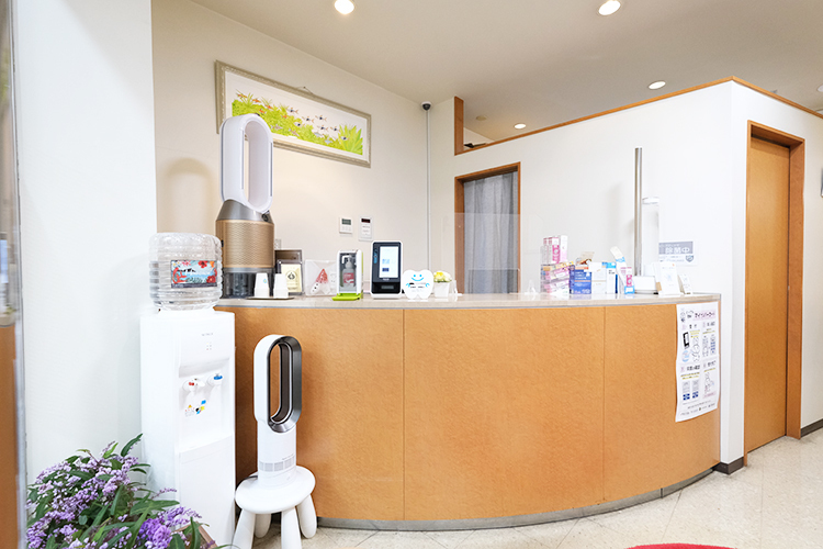すすき野デンタルクリニック 横浜市青葉区 受付スタッフが優しく対応する