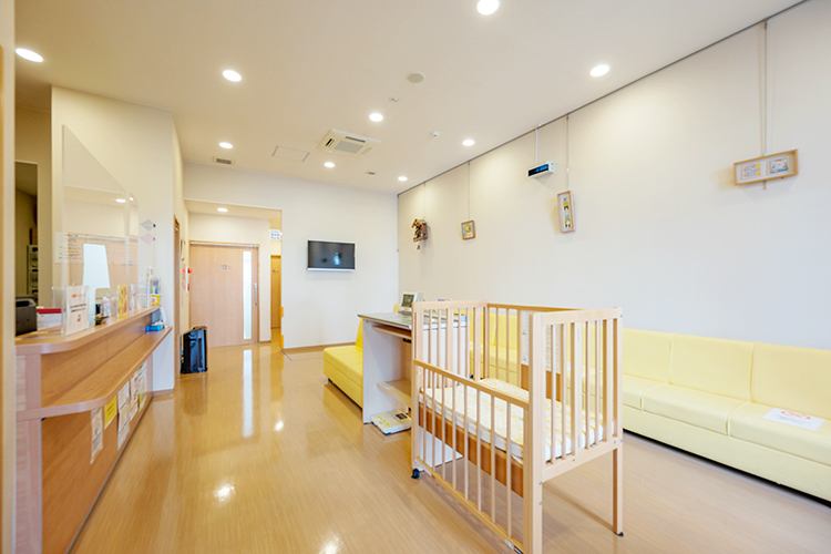 ごんどう小児科クリニック 福岡市東区 白を基調とした院内は明るく、落ちついて待つことができる
