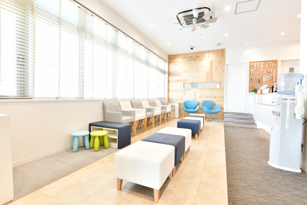 立川南口歯科 立川市 広々とした待合室は明るく開放的な印象だ