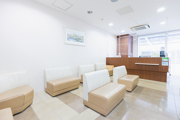 阿部内科クリニック 相模原市南区 明るい待合室。受付ではスタッフが丁寧に患者を迎える