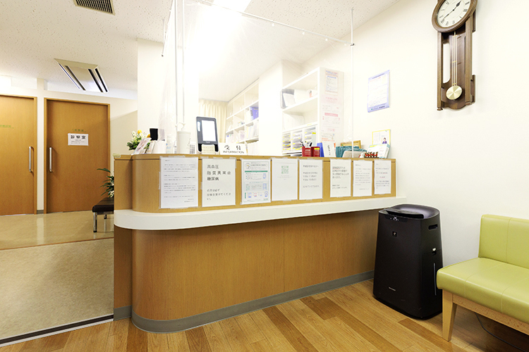 新垣内科外科クリニック 多摩市 受付では、院長自慢のスタッフが明るく優しい対応をしてくれる