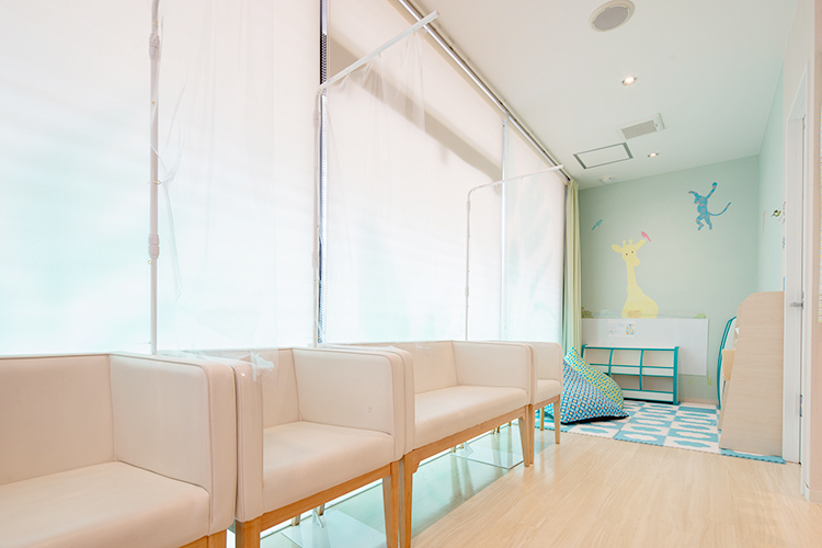 あさひ矯正歯科医院 厚木市 明るい院内。椅子の間にパーティションを設置し感染症対策を行う