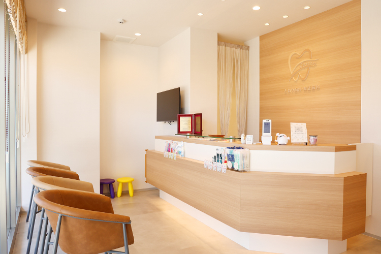 とねり歯科・矯正歯科 足立区 温かみのある色合いで落ち着いた雰囲気の待合室