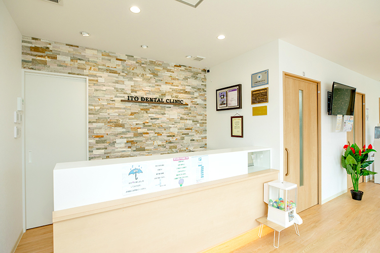 伊藤おとなこども歯科 交野市 扉を開けると、笑顔が印象的なスタッフが明るく出迎えてくれる