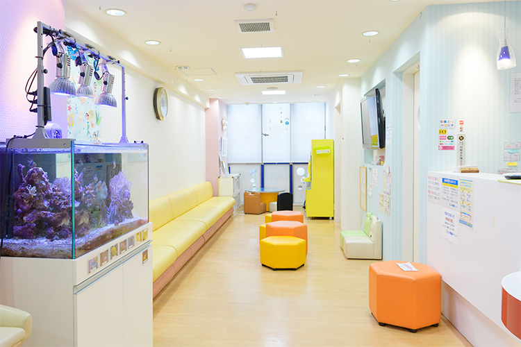北浜こどもクリニック 川崎市高津区 待合室には水槽を完備しリラックスできる空間に