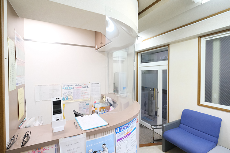 与那嶺歯科医院 尼崎市 スタッフが明るく迎える受付