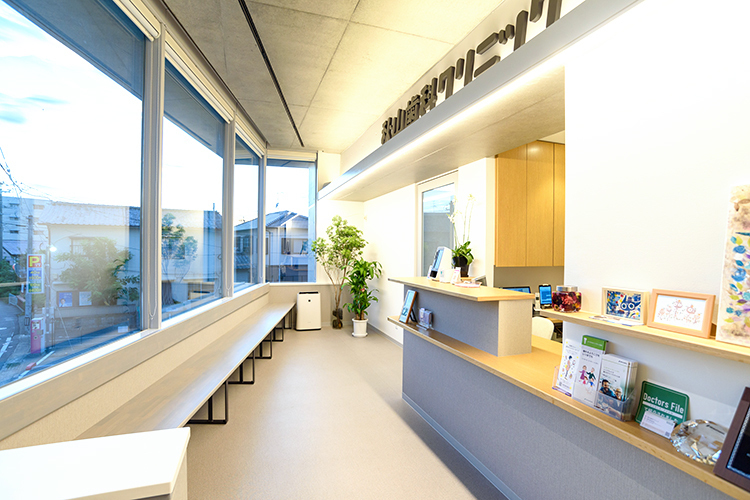 秋山歯科クリニック 福岡市南区 きれいな景色の見える大きな窓がある待合