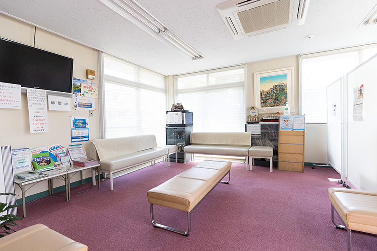小松医院 日野市 自然光が差し込み、明るい雰囲気の待合室
