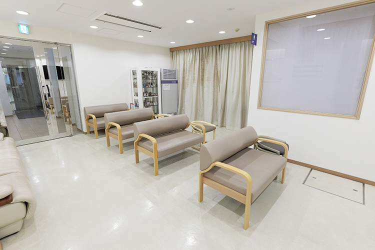 東峯婦人クリニック 江東区 ゆったりと座れる椅子が置かれ、広々とした待合室