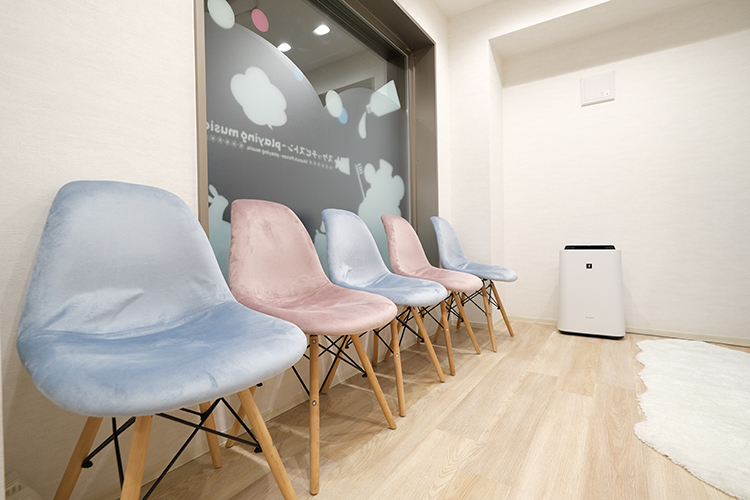 大和メリー歯科クリニック 大和市 明るく温かみのある待合室。院内はバリアフリー設計