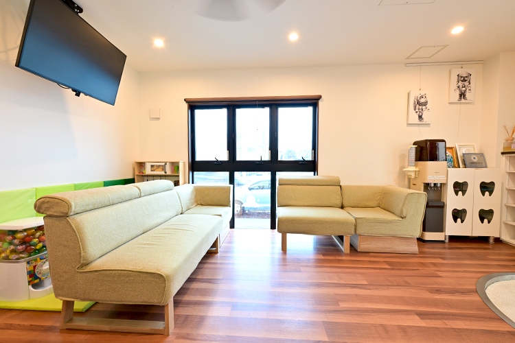 相模原まなべ歯科 相模原市中央区 リラックスできる待合スペース。キッズスペースも併設