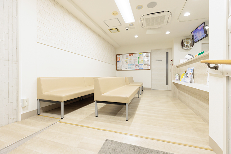 安藤内科医院 江戸川区 木目調で温かみのある院内は、バリアフリー対応となっている