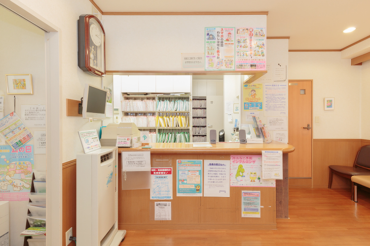 かみはた耳鼻咽喉科 箕面市 木目調で明るい雰囲気の受付