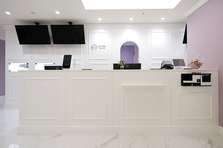 SUHADA CLINIC きじま皮フ科宝塚南口Annex 宝塚市 白を基調としたクラシカルな雰囲気