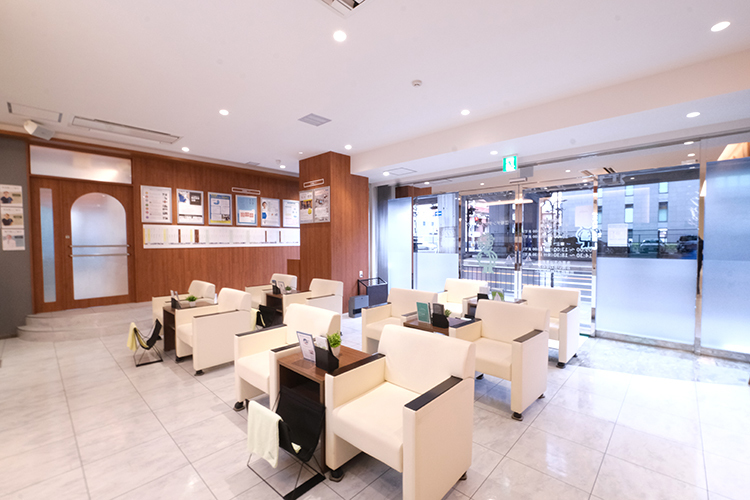 江坂デンタルクリニック 吹田市 待合室は広々としており、ゆったりとくつろぐことができる