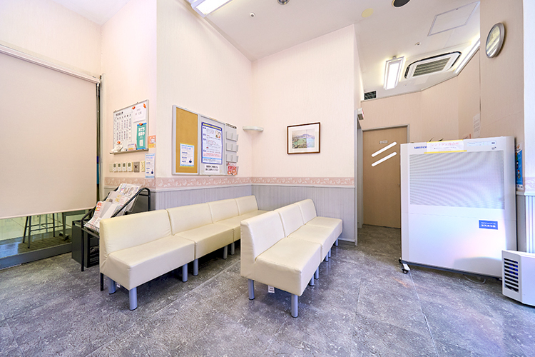 東京イースト21クリニック 江東区 明るく解放感のある雰囲気の待合