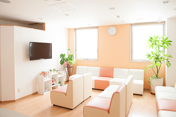 秋津ほそがい整形外科 東村山市 明るくくつろげる待合スペース