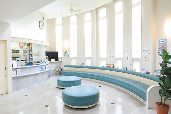 ひさだ眼科 高浜市 日が差し込む明るい待合室