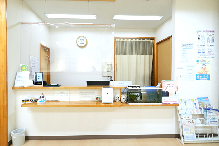 目野内科クリニック 那珂川市 白をベースとしたインテリアで明るい院内