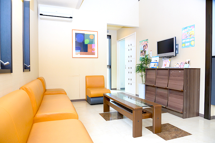 やじまデンタルクリニック 千葉市稲毛区 待合室は広々としている
