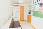 山崎歯科口腔ケアクリニック 板橋区 清潔感のある待合室には雑誌や本が置かれている