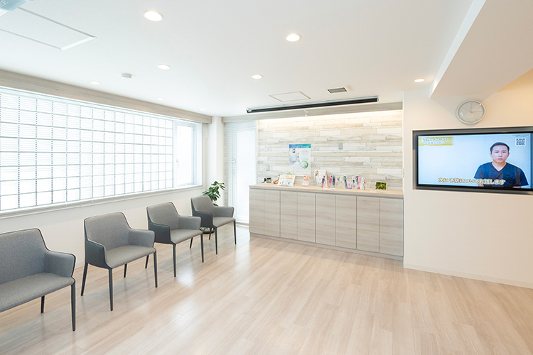 大森沢田通り歯科・予防クリニック 大田区 木目調の温かみのある待合室。リラックスできる雰囲気