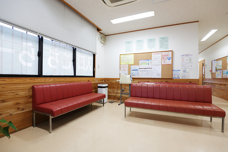 塩小路クリニック 京都市下京区 待合は広く、リラックスして過ごせる