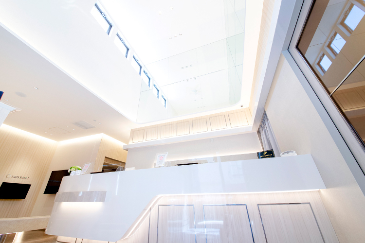 岡田歯科クリニック 柏市 天井が高く広々とした院内。受付では優しいスタッフが迎える