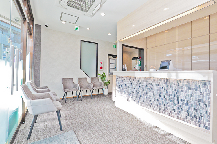 初石デンタルクリニック 流山市 陽光が差し込む明るい雰囲気の院内