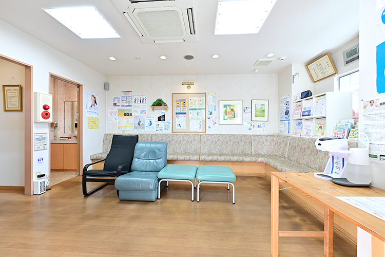 岡部クリニック 相模原市緑区 清潔感のある院内と和やかなスタッフが出迎えてくれる